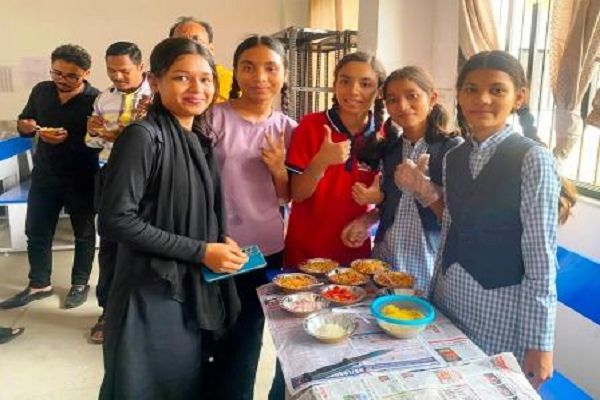 प्रयास आवासीय विद्यालय के विद्यार्थियों ने लगाया फूड स्टॉल