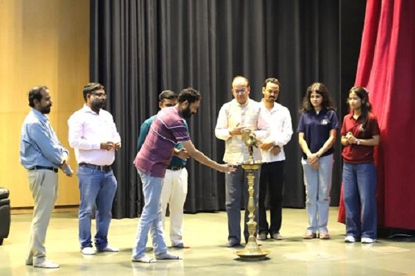 भारतीय प्रौद्योगिकी संस्थान भिलाई के डायरेक्टर ने नए छात्रों से एकेडमिक एक्सीलेंस को सोशल इम्पैक्ट से जोड़ने का आग्रह किया