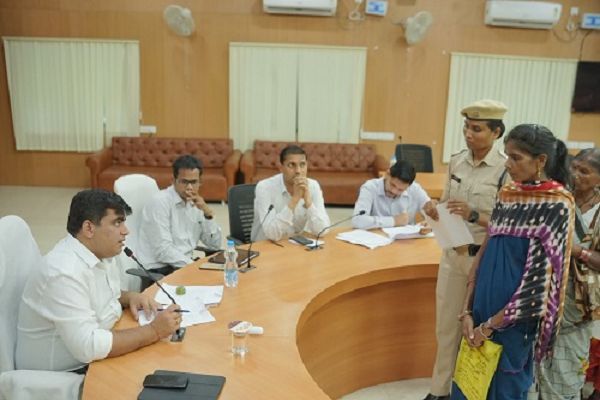 कलेक्टर ने जनदर्शन में सुनी गई आम लोगो की समस्याएं