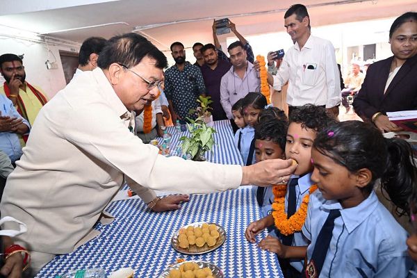 शाला प्रवेशोत्सव में उद्योग मंत्री श्री लखनलाल देवांगन ने किया विद्यार्थियों का आत्मीय स्वागत