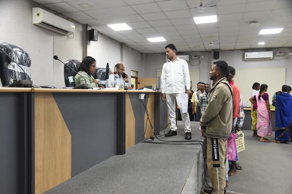 कलेक्टर ने जनदर्शन में सुनी आमजनों की समस्याएं