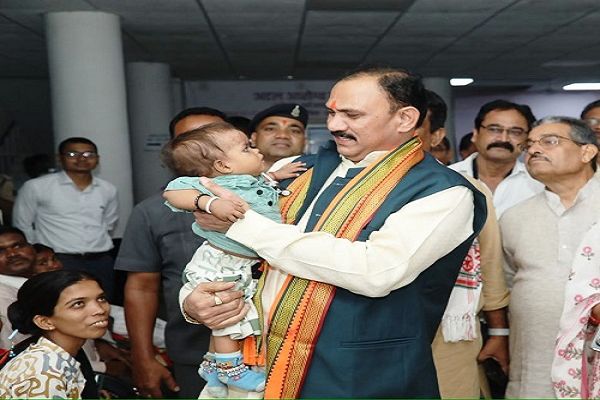 स्वास्थ्य मंत्री ने जिला अस्पताल सहित विभिन्न स्वास्थ्य केन्द्रों का निरीक्षण