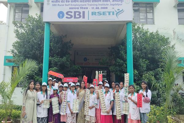 ग्रामीण स्व रोजगार प्रशिक्षण में स्व-सहायता समूह की दीदियों को दिया गया राखी बनाने का प्रशिक्षण