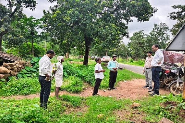 आवास निर्माण में अनियमितता पाए जाने पर कार्रवाई के निर्देश