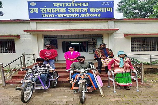 दो दिव्यांगजनों को मिली मोटराइज्ड ट्राईसाइकिल