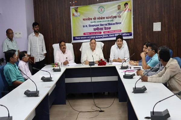 निगम अध्यक्ष ने योजनाओं की समीक्षा कर समय पर ऋण अदायगी का दिया संदेश