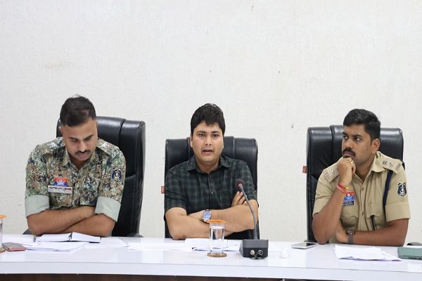 नक्सल पुनर्वास नीति की गहन समीक्षा : कलेक्टर ने दिए योजनाओं के शत-प्रतिशत क्रियान्वयन के निर्देश