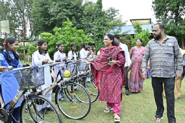 लता उसेंडी ने 107 छात्राओं को वितरित की साइकिलें, 'एक पेड़ मां के नाम' अभियान के तहत किया पौधरोपण