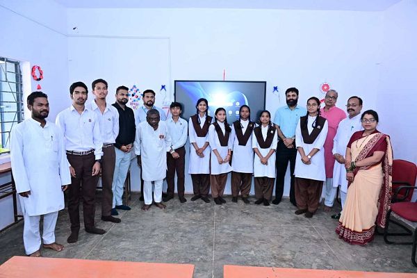IDBI बैंक की सीएसआर से जशपुर के 8 सरस्वती शिशु मंदिरों में स्मार्ट क्लास शुरू, कलेक्टर ने किया शुभारंभ