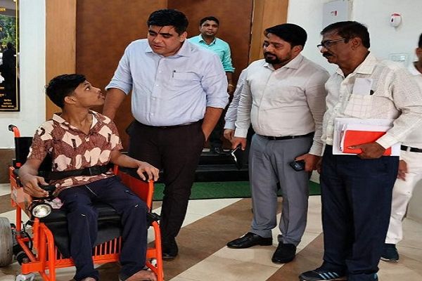कलेक्टर की संवेदनशील पहल से दिव्यांग छात्र के सपनों को मिली नई उड़ान