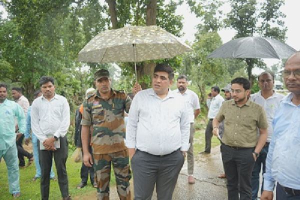 बरसती बूंदों के बीच बिरहोर बस्ती पहुँचे कलेक्टर, चौपाल में सुनीं उम्मीदों की आवाज़