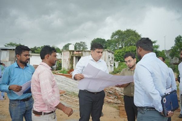 दूरस्थ क्षेत्रों में निर्माणाधीन कार्यों का कलेक्टर ने किया निरीक्षण