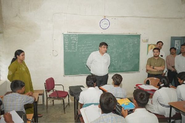 शिक्षक बन कलेक्टर ने पढ़ाया भौतिकी का पाठ, विद्यार्थियों से संवाद कर दिया परिश्रम कर आगे बढ़ने का ज्ञान