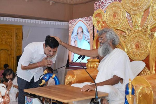 दादागुरुदेव इक्तिसा जाप के लिए आचार्य जिनमणि प्रभ सूरीश्वर ने आशीर्वाद प्रदान किया