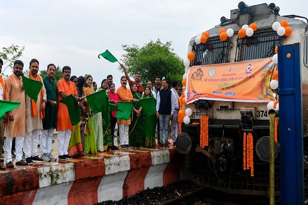 पर्यटन एवं संस्कृति मंत्री श्री राजेश अग्रवाल की पहल से सरगुजा संभाग के 850 श्रद्धालु भारत गौरव ट्रेन से रामलला एवं बाबा विश्वनाथ के दर्शन के लिए रवाना