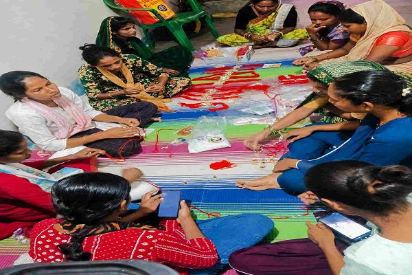 राखी निर्माण से आत्मनिर्भर बन रहीं गायत्री स्व सहायता समूह की महिलाएं