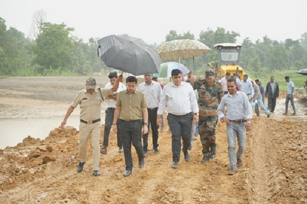 बारिश, कीचड़ और टूटा पुल... फिर भी नहीं रुके कदम