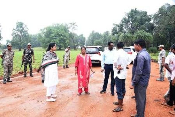 कलेक्टर ने धनोरा क्षेत्र के दूरस्थ गांवों का दौरा कर सड़क निर्माण कार्यों का लिया जायजा