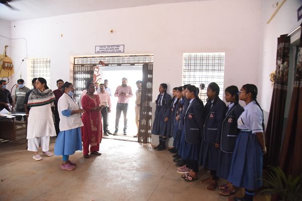 कलेक्टर ने धनोरा में एचपीवी वैक्सीनेशन कैंप का किया निरीक्षण