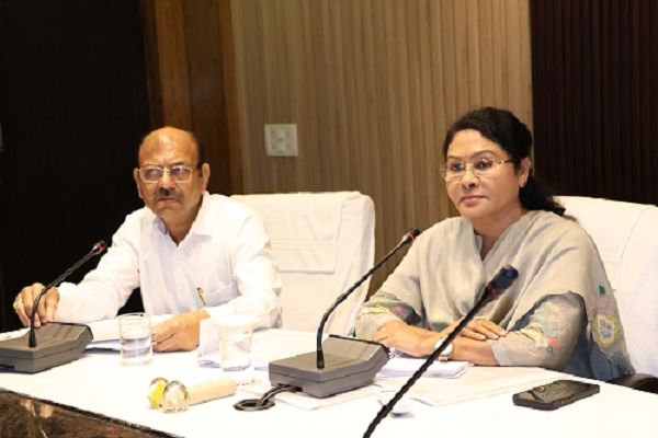 कलेक्टर ने प्राचार्यों एवं शिक्षकों की बैठक लेकर शिक्षा गुणवत्ता के कार्यों की गहन समीक्षा की