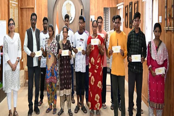  ​बंदूक छोड़ आत्मसम्मान का रास्ता
