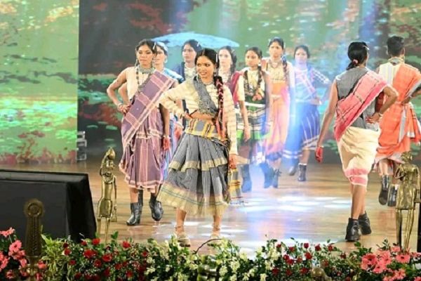 रैंप वॉक पर झलका पुनर्वास का विश्वास: कभी हाथों में थी बंदूक, आज कोसा सिल्क में मुस्कुराया बस्तर