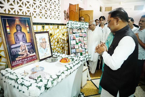  मुख्यमंत्री ने कुनकुरी में स्व ज्ञानचंद जैन के निवास पहुंचकर विनम्र श्रद्धांजलि अर्पित की