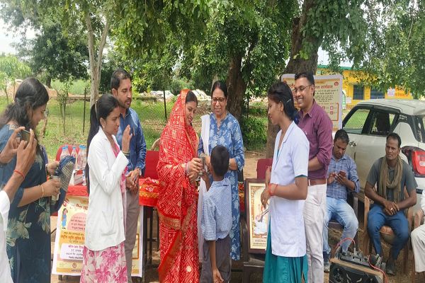  कृमि मुक्ति दिवस पर सभी स्कूलों व आंगनबाड़ी केन्द्रों पर बच्चों व किशोरों को दी गई एल्बेंडाजोल की दवा
