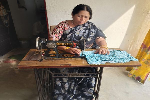 महतारी वंदन योजना: सिलाई मशीन बना आत्मनिर्भरता का साधन
