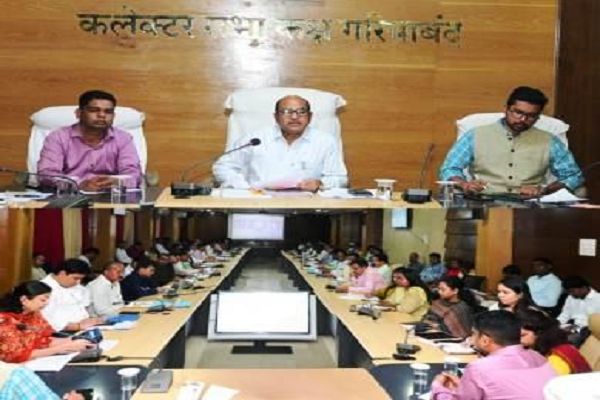 जनप्रतिनिधियों की अनुशंसा से स्वीकृत कार्यों में गुणवत्ता और समयबद्धता सुनिश्चित करें : कलेक्टर उइके