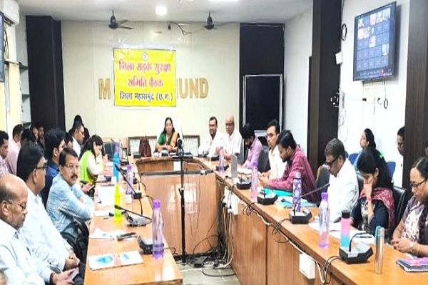हर घर तिरंगा अभियान और माय भारत पोर्टल पर युवा पंजीयन बढ़ाने के सीईओ ने दिए निर्देश