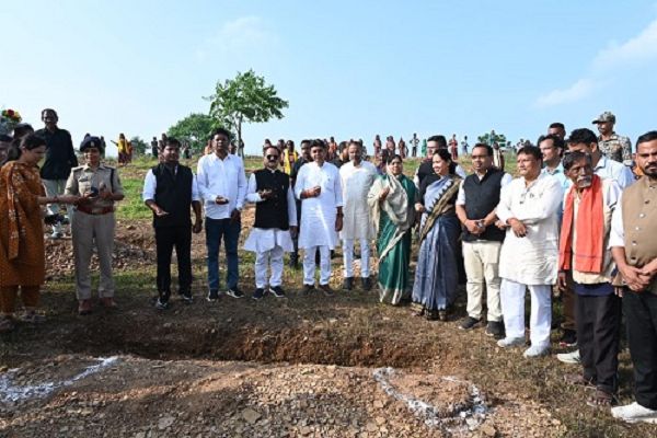 सीड बाल के वृहद बीजारोपण और वृक्षारोपण में पुनर्वास मंत्री टंकराम वर्मा ने दी भागीदारी