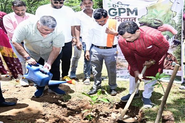 हरेली पर हरित जीपीएम का संकल्प, मंत्री राजेश अग्रवाल ने किया पौधरोपण