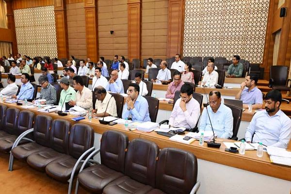 लोक निर्माण विभाग के सचिव ने सड़क एवं भवन निर्माण कार्यों की प्रगति की समीक्षा की