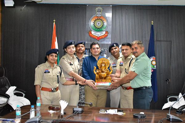 गरियाबंद के अतिरिक्त पुलिस अधीक्षक श्री धीरेन्द्र पटेल को दी गई ससम्मान विदाई, सारंगढ़-बिलाईगढ़ के नए एएसपी के रूप में संभालेंगे कमान।   	 श्री धीरेन्द्र पटेल के कुशल  नेतृत्व में गरियाबंद पुलिस ने नक्सल विरोधी अभियानों में अभूतपूर्व सफलताएं हासिल की है