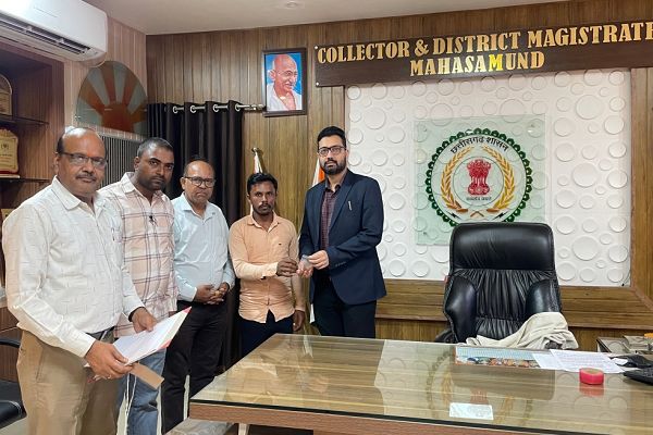  घर की खुदाई में मिले निखात को विजय कुम्हार ने कलेक्टर को सौंपा