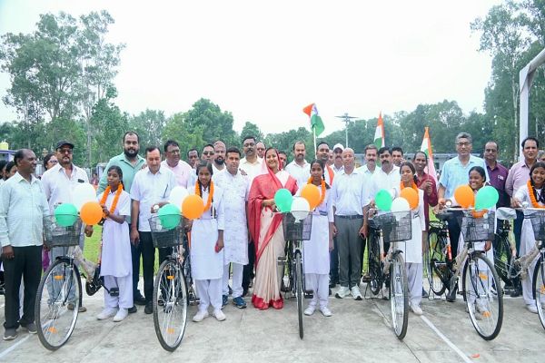  मंत्री श्रीमती लक्ष्मी राजवाड़े ने सरस्वती साइकिल योजना के तहत छात्राओं को बांटी साइकिलें