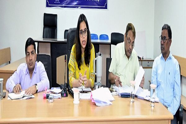 विकास कार्यों में तेजी लाने के साथ नागरिक शिकायतों का जल्द निराकरण हो : आयुक्त