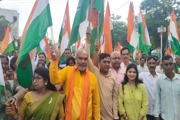 अर्धसैनिक बल की टुकड़ी के साथ विधायक व आयुक्त ने दिया देश भक्ति का संदेश