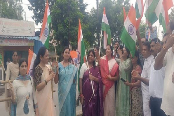 भारी बारिश के बीच 500 मीटर लंबे तिरंगे के साथ निकली भव्य तिरंगा यात्रा, मंत्री लक्ष्मी राजवाड़े हुईं शामिल