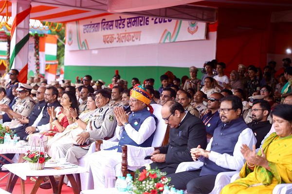 स्वतंत्रता दिवस समारोह: शालेय विद्यार्थियों की सांस्कृतिक प्रस्तुतियों ने बांधा समां