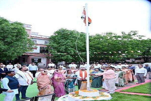 जिला पंचायत अध्यक्ष किरण वैष्णव ने जिला पंचायत परिसर में किया ध्वजारोहण