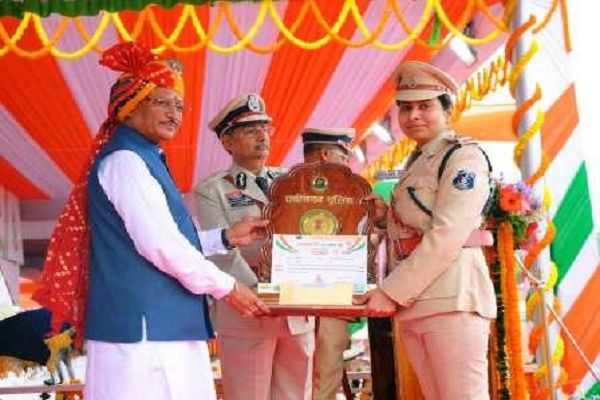 मुख्यमंत्री साय ने गरियाबंद एसडीओपी निशा सिन्हा को मुख्यमंत्री पुरस्कार से किया सम्मानित