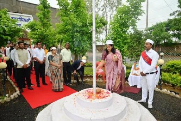 तिरंगे की शान में सराबोर हुआ कलेक्ट्रेट परिसर, कलेक्टर जांगड़े ने किया ध्वजारोहण