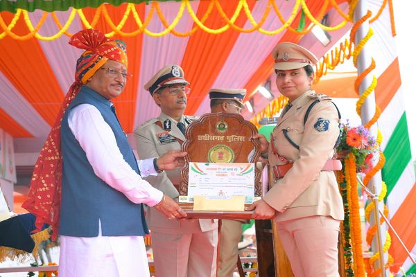  मुख्यमंत्री  विष्णुदेव साय ने गरियाबंद एसडीओपी सुश्री निशा सिन्हा को मुख्यमंत्री पुरस्कार से किया सम्मानित
