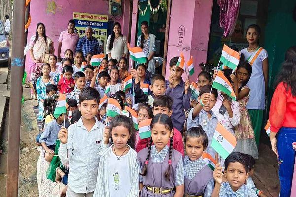 देशभक्ति के साथ स्वच्छता का संदेश, सुधा ओपन स्कूल में &lsquo;हर घर तिरंगा&rsquo; कार्यक्रम