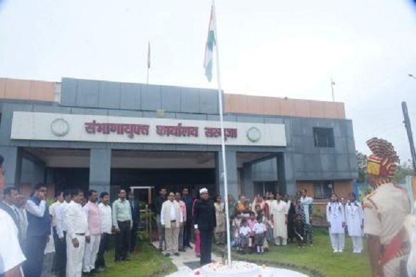 सरगुजा संभागायुक्त दुग्गा ने संभाग आयुक्त कार्यालय में किया ध्वजारोहण
