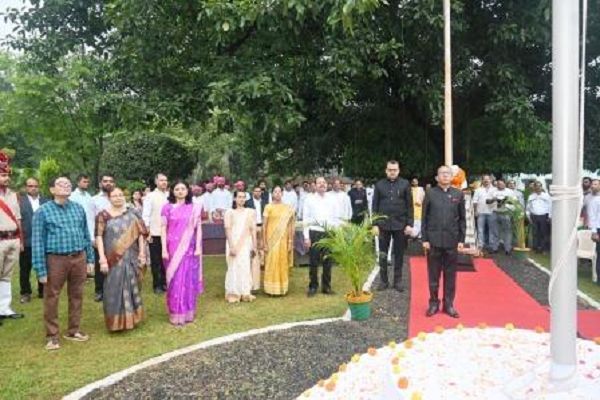 स्वतंत्रता दिवस पर कलेक्टर वसंत ने जिला कलेक्टोरेट परिसर में किया ध्वजारोहण