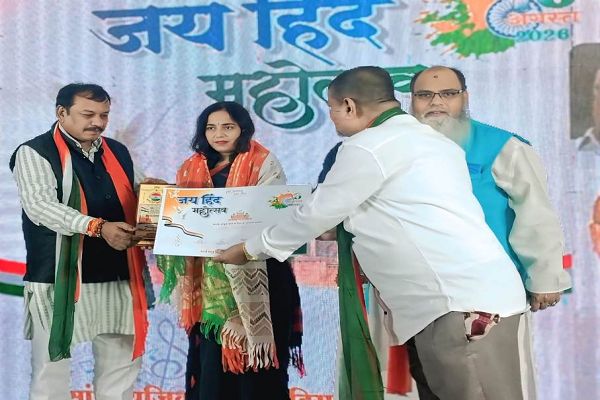 शकुंतला फाउंडेशन की संस्थापिका स्मिता सिंह को सांसद विजय बघेल ने सम्मानित किया