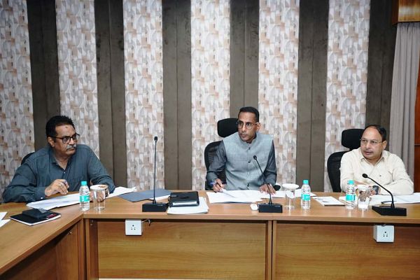 PWD सचिव ने अधिकारियों-ठेकेदारों की बैठक लेकर की कार्यों की प्रगति की समीक्षा